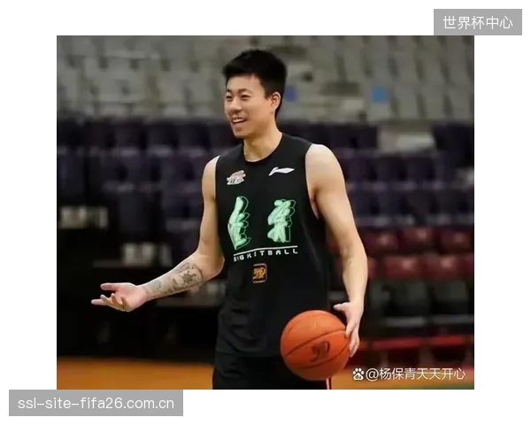 张镇麟利用顶级防守反击能力,在转换进攻中惩罚北京队退防不力。 张镇麟利用顶级防守反击能力,在转换进攻中惩罚北京队退防不力。